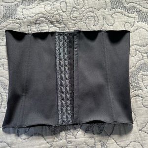 SKIMS NEW WITH OUT TAGS SIZE LARGE WAIST TRAINER